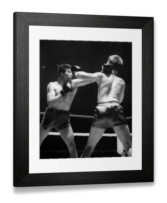 Framed Print : Sport Boxing: Willie Fisher right land a left high on the head of Alf Matthews (left