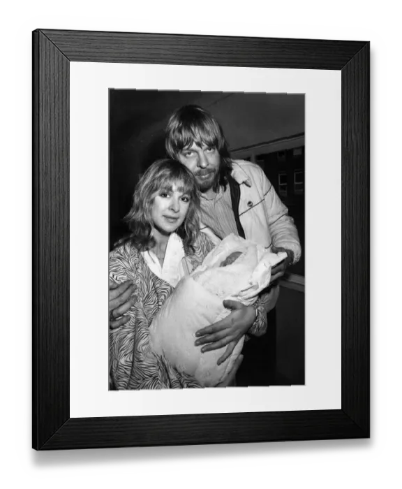 Framed Print : This is the moment that pop star Rick Wakeman and former Page Three pin up Nina Carter Framed Print : This is the moment that pop star Rick Wakeman and former Page Three pin up Nina Carter
