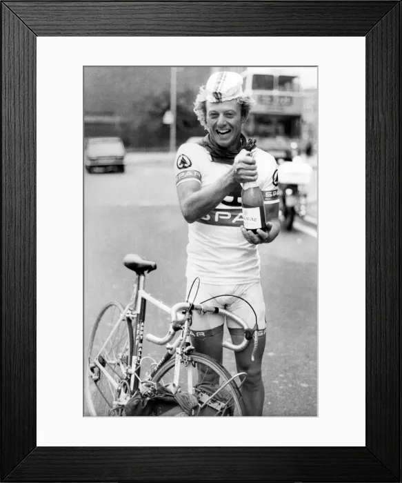 Framed Print : Around the world cyclist Nick Sanders arrives back in Manchester after his seventy nine