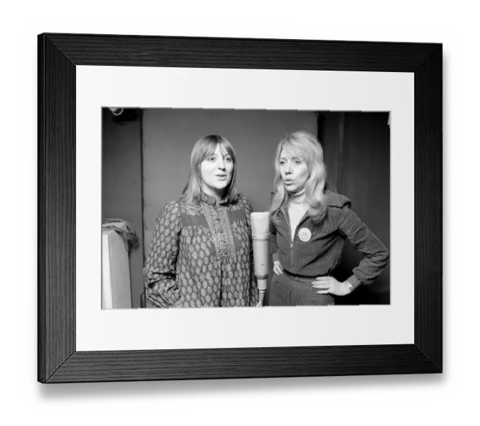 Framed Print : Music / Studio: Pop Group: Guys and Dolls: Kay Garner and Claire Torry in a recording Framed Print : Music / Studio: Pop Group: Guys and Dolls: Kay Garner and Claire Torry in a recording