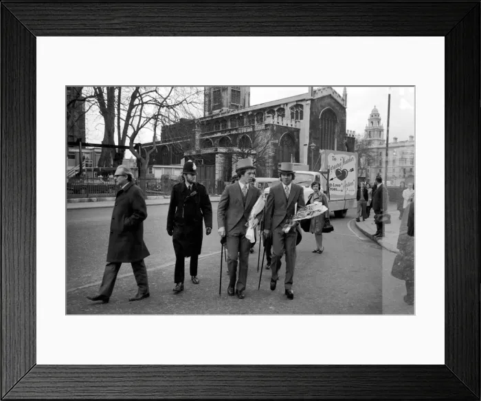 Framed Print : Young Conservatives demonstrate in favour for Mrs Margaret Thatcher in the lead up to Framed Print : Young Conservatives demonstrate in favour for Mrs Margaret Thatcher in the lead up to