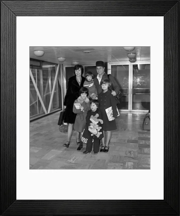 Framed Print : Film Actor Tony Curtis and wife Lesley and Children. Back Row L / R Mrs Framed Print : Film Actor Tony Curtis and wife Lesley and Children. Back Row L / R Mrs