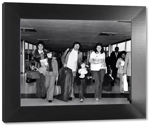 Jimmy Tarbuck and family. January 1975 75-00077