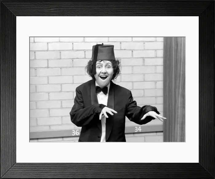 Framed Print : Lulu impersonating Tommy Cooper. January 1975 Framed Print : Lulu impersonating Tommy Cooper. January 1975