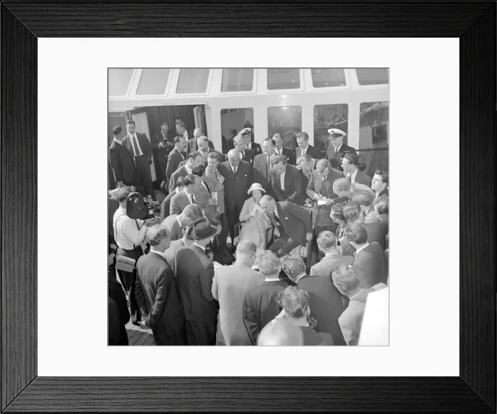 Framed Print : Sir Anthony Eden and Lady Eden arrive back in Liverpool aboard the Empress of Britain Framed Print : Sir Anthony Eden and Lady Eden arrive back in Liverpool aboard the Empress of Britain