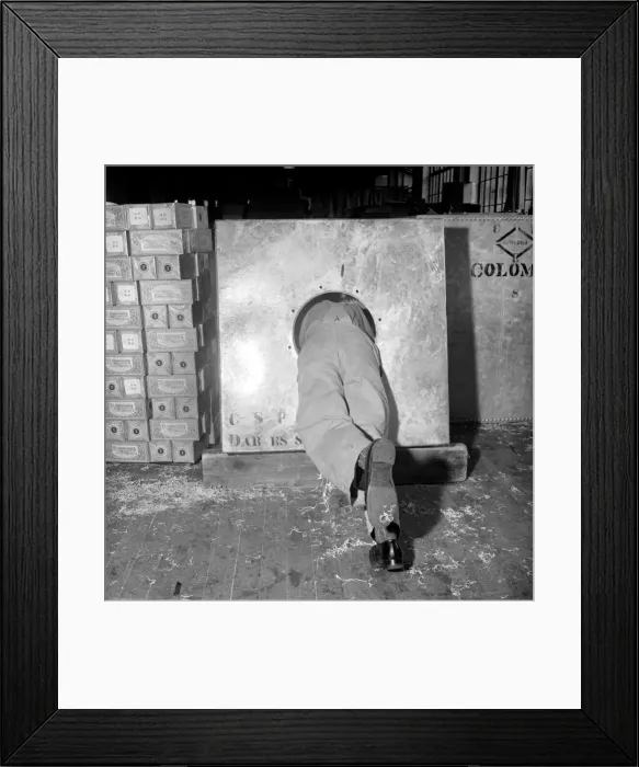 Framed Print : Huntley and Palmer Biscuits: Boys in biscuit factory seen here loading crate for export Framed Print : Huntley and Palmer Biscuits: Boys in biscuit factory seen here loading crate for export