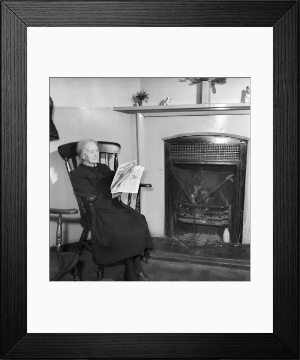 Framed Print : Women chat, share a cup of tea and read the newspapers at a womens lodging house Framed Print : Women chat, share a cup of tea and read the newspapers at a womens lodging house