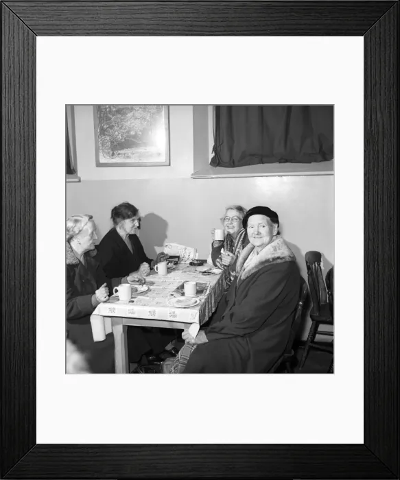 Framed Print : Women chat, share a cup of tea and read the newspapers at a womens lodging house Framed Print : Women chat, share a cup of tea and read the newspapers at a womens lodging house