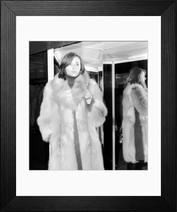 Framed Print : Sales at Selfridges in Oxford street. Mrs Diana Leonard, 26, of West London Framed Print : Sales at Selfridges in Oxford street. Mrs Diana Leonard, 26, of West London