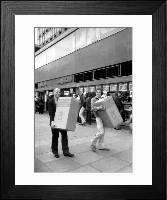 Framed Print : Beat the Budget shopping spree in Tottenham Court Road, London, street of radio and Hi-fi Framed Print : Beat the Budget shopping spree in Tottenham Court Road, London, street of radio and Hi-fi