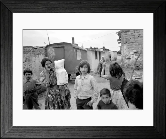 Framed Print : AMother and children in a poor suburb on the outskirts of Rome, Italy April 1975 Framed Print : AMother and children in a poor suburb on the outskirts of Rome, Italy April 1975