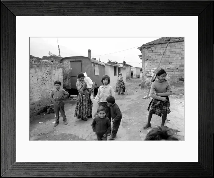 Framed Print : AMother and children in a poor suburb on the outskirts of Rome, Italy April 1975 Framed Print : AMother and children in a poor suburb on the outskirts of Rome, Italy April 1975