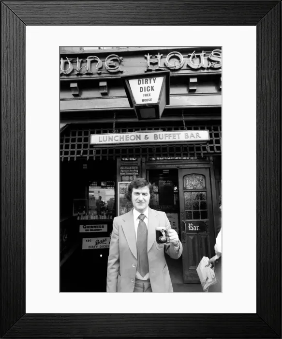 Framed Print : Roley Boles, manager of Dirty Dicks, with his nude lady, half-pint glass