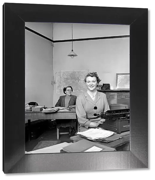 General views of office life and secretaries. A2a-002