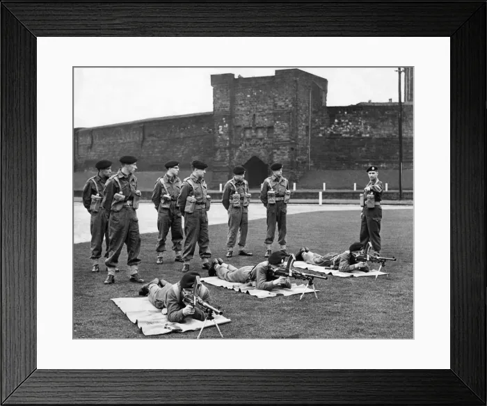 Framed Print : Some of the Border Regiment having Bren gun practice in the historic Carlisle Castle