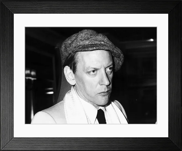 Framed Print : Donald Sutherland in cloth cap at a party in Londons White elephant club
