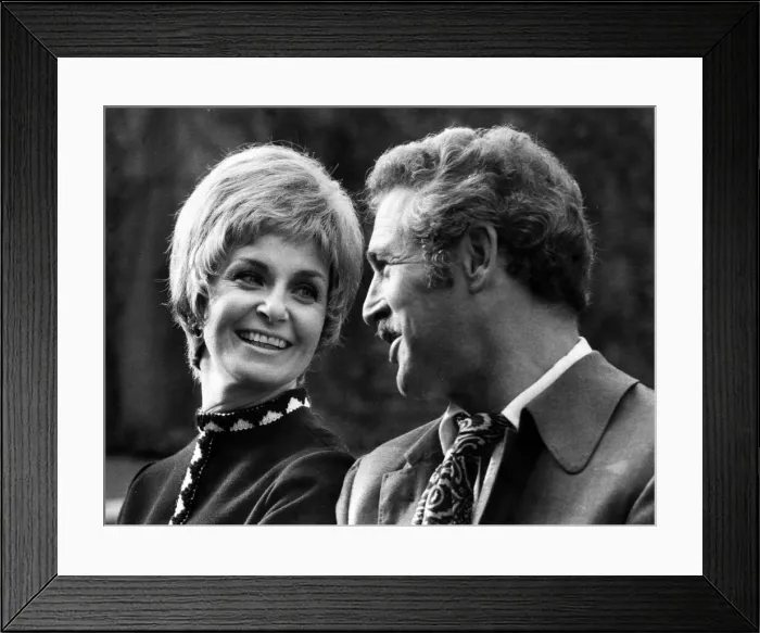 Framed Print : Paul Newman and wife Joanna Woodward in London Oct 1969 Framed Print : Paul Newman and wife Joanna Woodward in London Oct 1969