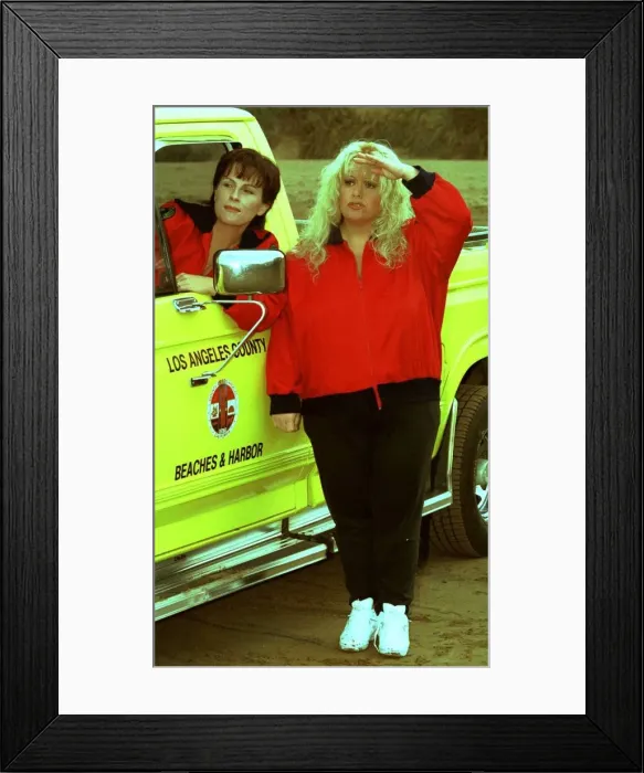 Framed Print : Dawn French and Jennifer Saunders on Baywatch set in Somerset filming for new television