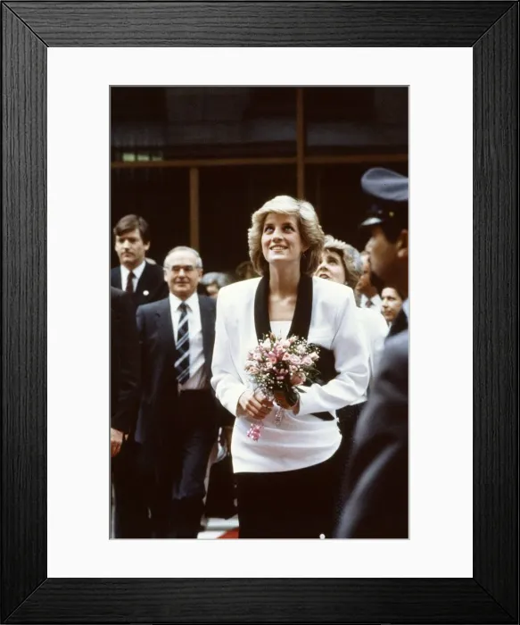 Framed Print : Diana Princess of Wales visits the Childrens Hospital in Rome, Italy Framed Print : Diana Princess of Wales visits the Childrens Hospital in Rome, Italy