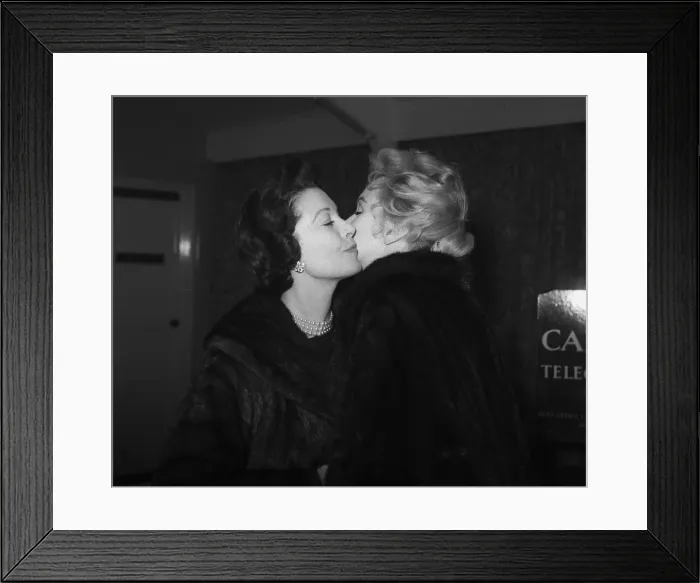 Framed Print : Marilyn Monroe 1956 and Arthur Miller leave for the U. S Framed Print : Marilyn Monroe 1956 and Arthur Miller leave for the U. S