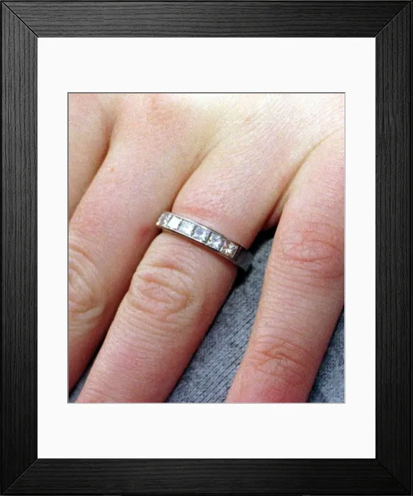 Framed Print : Kate Winslet engagment ring Framed Print : Kate Winslet engagment ring