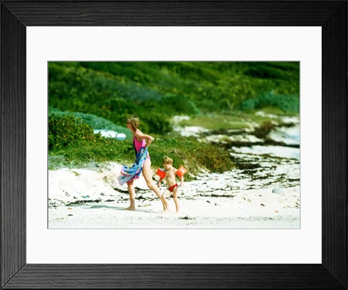 Framed Print : Diana, Princess of Wales with her son Prince Harry on holiday on Necker Island Framed Print : Diana, Princess of Wales with her son Prince Harry on holiday on Necker Island