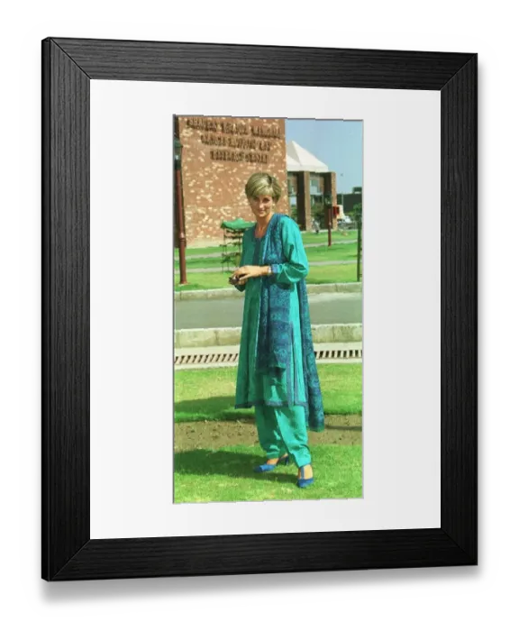 Framed Print : Diana, Princess of Wales at the Shaukat Khanum Memorial Hospital in Lahore, Pakistan