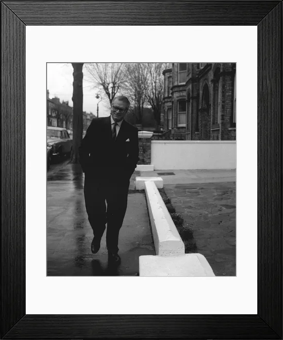 Framed Print : Laurence Olivier December 1961 Arriving at Brighton Nursing Home where his wife Framed Print : Laurence Olivier December 1961 Arriving at Brighton Nursing Home where his wife
