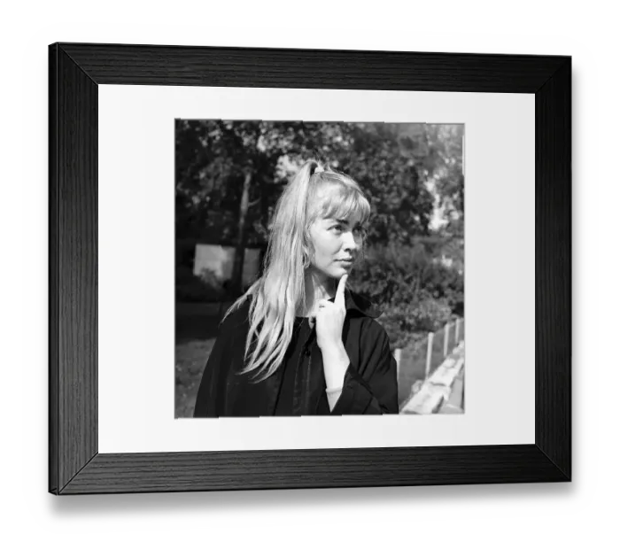 Framed Print : Sylvette, who had the dubious honour of modelling for Picasso. Pictured in 1957