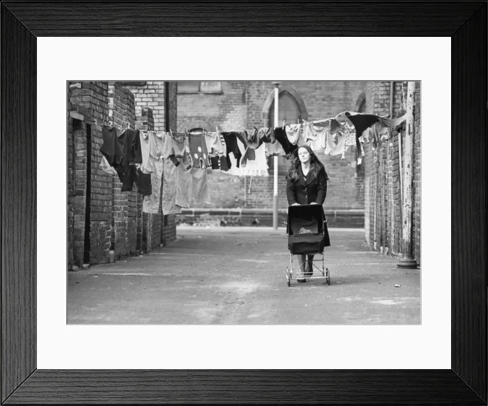 Framed Print : Washing day in St Johns Street, Percy Main. 16th October 1975 Framed Print : Washing day in St Johns Street, Percy Main. 16th October 1975