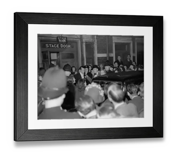 Framed Print : Sir Laurence Olivier and Vivien Leigh leaving the theatre after the first night of their Framed Print : Sir Laurence Olivier and Vivien Leigh leaving the theatre after the first night of their