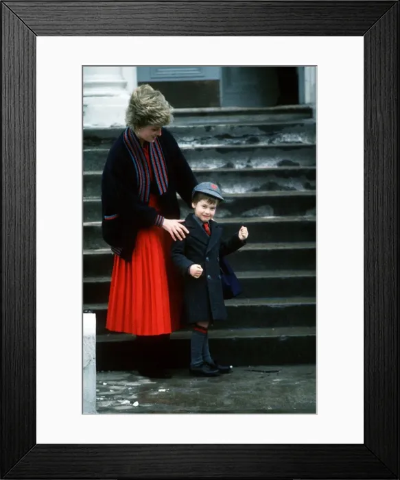 Framed Print : Diana, Princess of Wales accompanies her son Prince William on his first day at Wetherby Framed Print : Diana, Princess of Wales accompanies her son Prince William on his first day at Wetherby