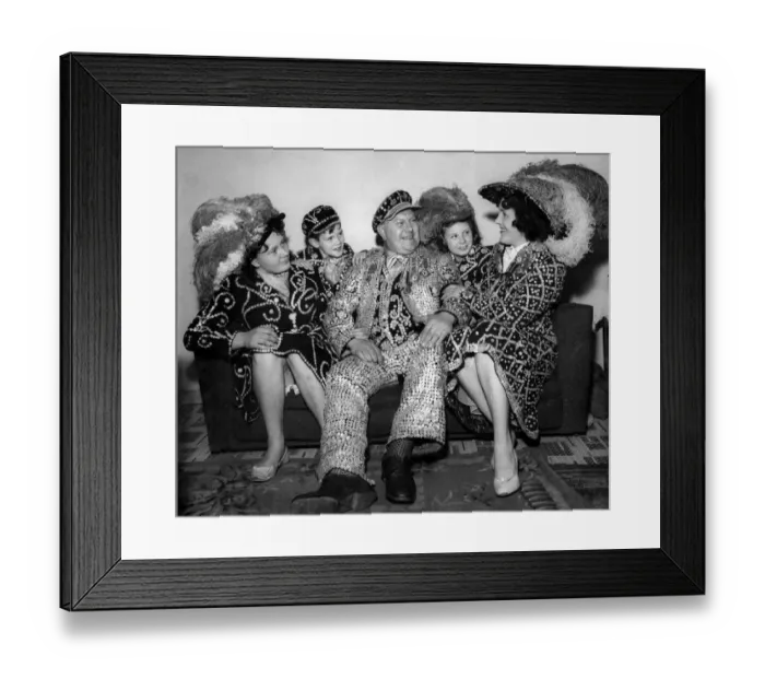 Framed Print : Pearly King John Marriott and his wife Rose, with their three children Jean, aged 13