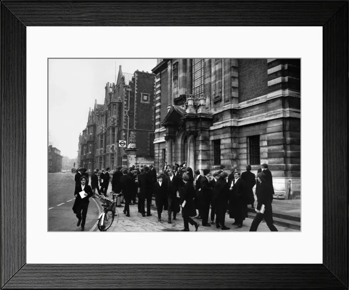 Framed Print : Pupils of Eton school changing class during the morning break around 11: 00 Framed Print : Pupils of Eton school changing class during the morning break around 11: 00