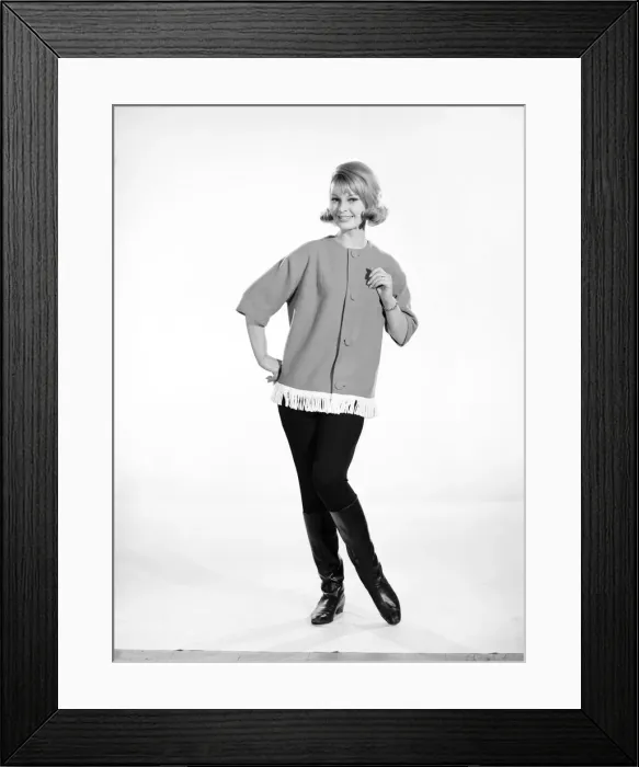Framed Print : Clothing: Fashion: Jackets: Dawn Chapman modelling a fringed Jacket. 1965 B1714a