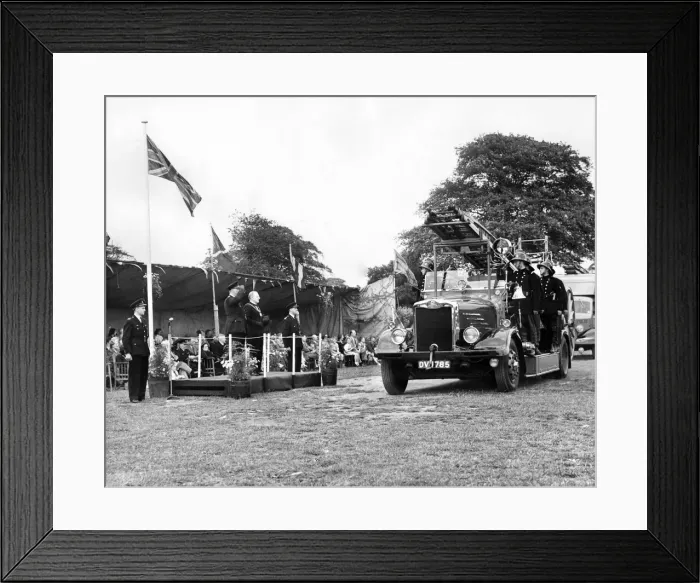Framed Print : A Modern engine passes the saluting base and the Lord Mayor of Manchester takes Framed Print : A Modern engine passes the saluting base and the Lord Mayor of Manchester takes