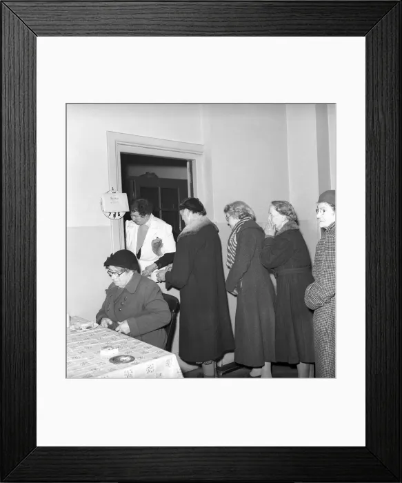 Framed Print : Women chat, share a cup of tea and read the newspapers at a womens lodging house