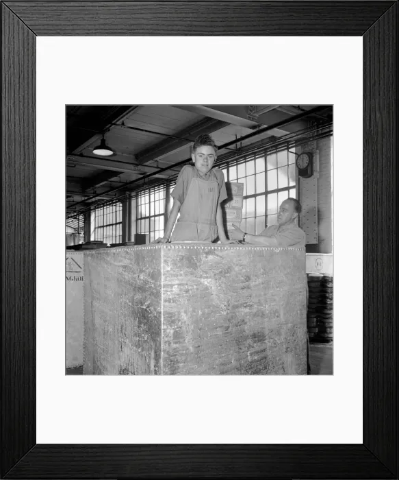 Framed Print : Huntley and Palmer Biscuits: Boys in biscuit factory seen here loading crate for export