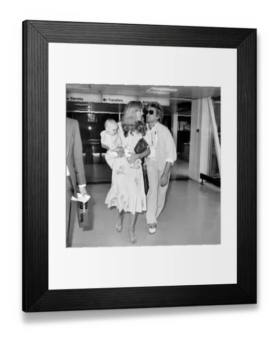 Framed Print : Pop singer Rod Stewart with wife Alana and 10 month old Kimberley leave Heathrow for New