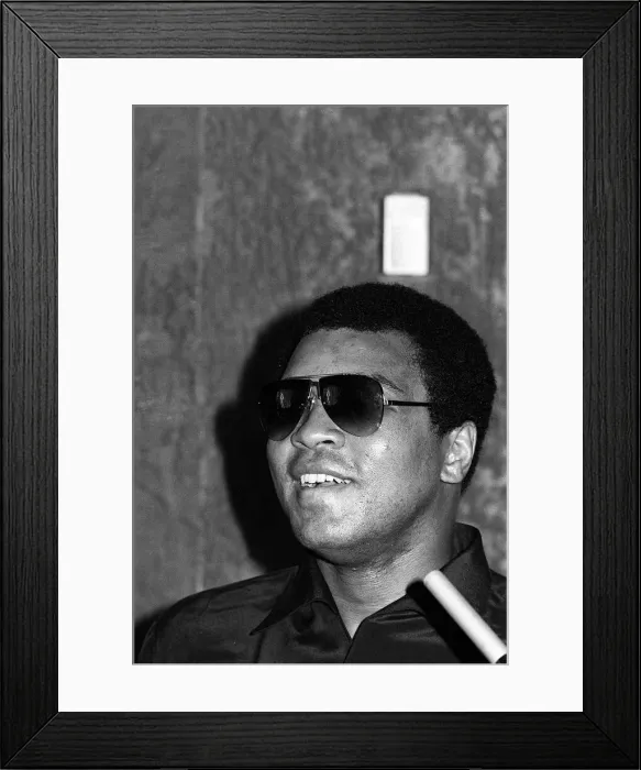 Framed Print : World Heavyweight Title fight between challenger Muhammad Ali Framed Print : World Heavyweight Title fight between challenger Muhammad Ali
