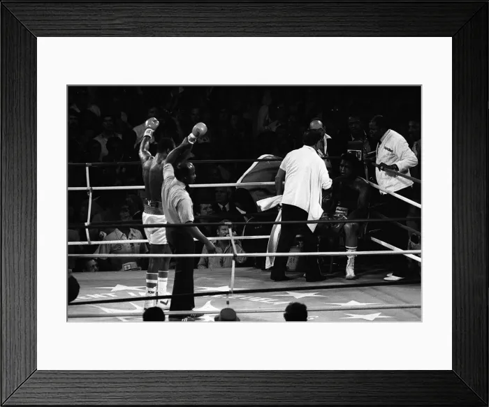 Framed Print : Boxing - Larry Holmes v Muhammad Ali - 1980 RLGLOBAL5 Framed Print : Boxing - Larry Holmes v Muhammad Ali - 1980 RLGLOBAL5