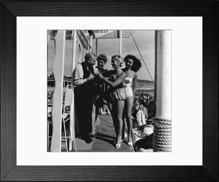 Framed Print : Sunday Pictorial Beach Beauty contest with Jimmy Wilde ex world champion boxer