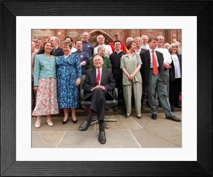 Framed Print : Magnus Magnusson television presenter May 1997 With the four finalist for the last Framed Print : Magnus Magnusson television presenter May 1997 With the four finalist for the last