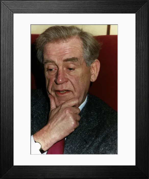 Framed Print : Magnus Magnusson BBC TV Presenter of Mastermind a general knowledge quiz programme Framed Print : Magnus Magnusson BBC TV Presenter of Mastermind a general knowledge quiz programme