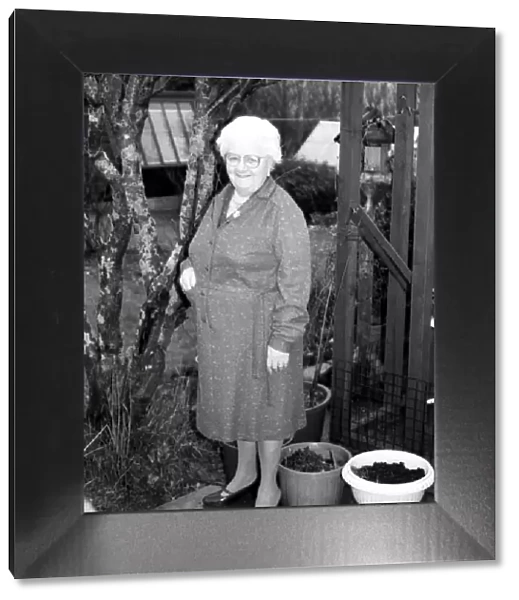 Super-Gran Myrtle Devenish February 1987 27  /  02  /  1987 P87  /  189