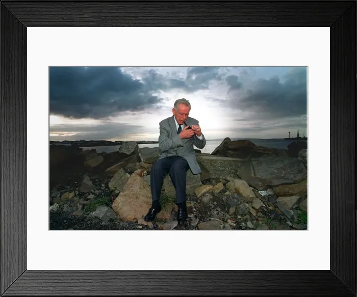 Framed Print : MAGNUS MAGNUSSON May 1997 IN KIRKWALL ORKNEY FOR THE FILMING OF THE LAST MASTERMIND Framed Print : MAGNUS MAGNUSSON May 1997 IN KIRKWALL ORKNEY FOR THE FILMING OF THE LAST MASTERMIND