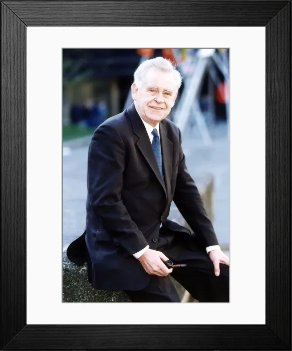Framed Print : Icelandic television presenter of Mastermind Magnus Magnusson