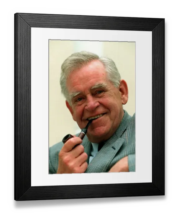 : Magnus Magnusson TV Presenter Quiz Master August 1997 smoking pipe at the launch of : Magnus Magnusson TV Presenter Quiz Master August 1997 smoking pipe at the launch of