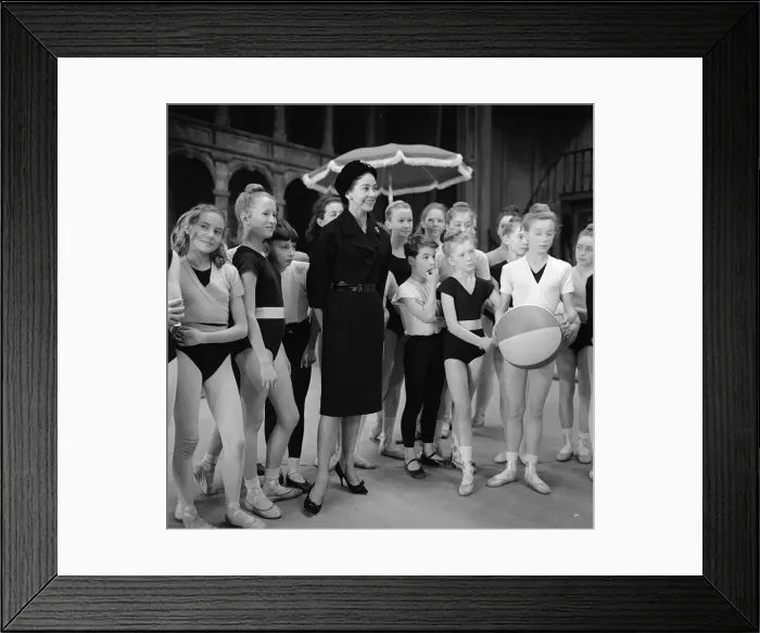 Framed Print : Margot Fonteyn attends the rehearsals of the Gala Matinee of Ballet at Drury Lane 1960 Framed Print : Margot Fonteyn attends the rehearsals of the Gala Matinee of Ballet at Drury Lane 1960