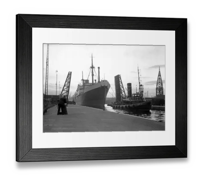 Framed Print : Canadian Pacific immigrant ship Beaverbrae leaves London docks. 25th July 1949